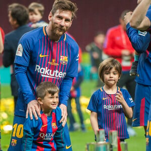 Lionel Messi avec ses fils Thiago et Mateo - Les joueurs du FC Barcelona et leurs familles célèbrent la victoire de la finale de la Coupe du Roi au Wanda Metropolitano de Madrid, Espagne, le 21 avril 2018.