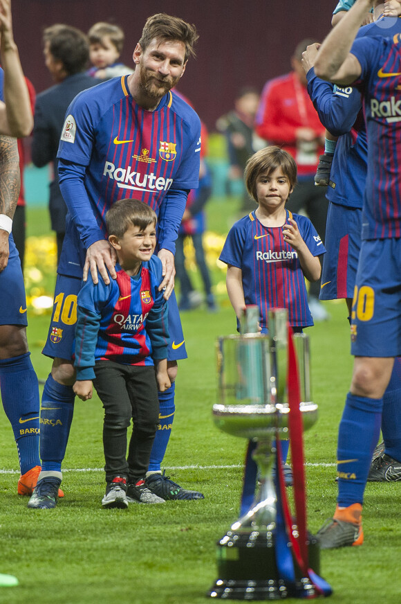 Lionel Messi avec ses fils Thiago et Mateo - Les joueurs du FC Barcelona et leurs familles célèbrent la victoire de la finale de la Coupe du Roi au Wanda Metropolitano de Madrid, Espagne, le 21 avril 2018.