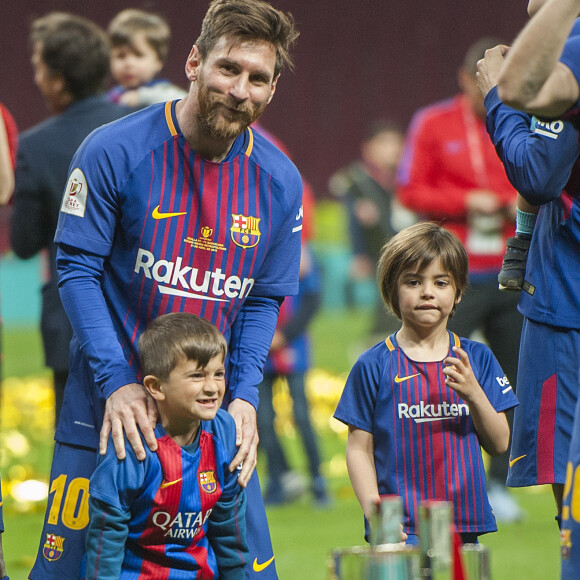 Lionel Messi avec ses fils Thiago et Mateo - Les joueurs du FC Barcelona et leurs familles célèbrent la victoire de la finale de la Coupe du Roi au Wanda Metropolitano de Madrid, Espagne, le 21 avril 2018.