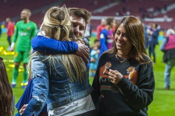 Lionel Messi avec sa femme Antonella Roccuzzo et Sofia Balbi - Les joueurs du FC Barcelona et leurs familles célèbrent la victoire de la finale de la Coupe du Roi au Wanda Metropolitano de Madrid, Espagne, le 21 avril 2018.