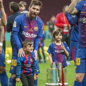 Lionel Messi avec ses fils Thiago et Mateo - Les joueurs du FC Barcelona et leurs familles célèbrent la victoire de la finale de la Coupe du Roi au Wanda Metropolitano de Madrid, Espagne, le 21 avril 2018.