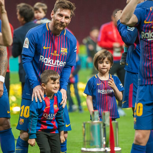 Lionel Messi avec ses fils Thiago et Mateo - Les joueurs du FC Barcelona et leurs familles célèbrent la victoire de la finale de la Coupe du Roi au Wanda Metropolitano de Madrid, Espagne, le 21 avril 2018.