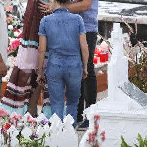 Jean-Pierre Millot, la nounou Sylviane, Laeticia Hallyday et des amis - Laeticia Hallyday, ses filles Jade et Joy et Sylviane sont allées se recueillir sur la tombe de J.Hallyday au cimetière marin de Lorient à Saint-Barthélemy, le 20 avril 2018.