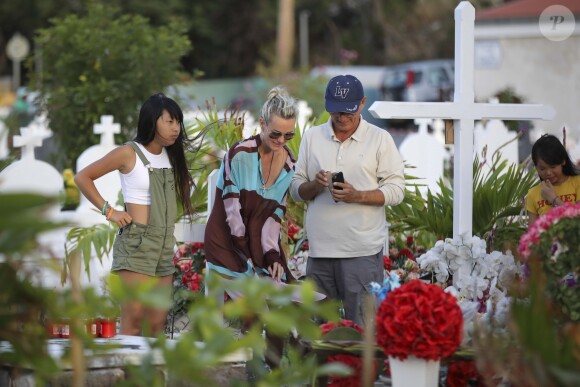 Jade Hallyday, Laeticia Hallyday, Jean-Pierre Millot, Joy Hallyday - Laeticia Hallyday, ses filles Jade et Joy et Sylviane (la nounou) sont allées se recueillir sur la tombe de J.Hallyday au cimetière marin de Lorient à Saint-Barthélemy, le 20 avril 2018.