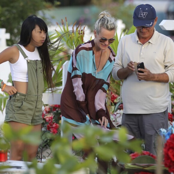 Jade Hallyday, Laeticia Hallyday, Jean-Pierre Millot, Joy Hallyday - Laeticia Hallyday, ses filles Jade et Joy et Sylviane (la nounou) sont allées se recueillir sur la tombe de J.Hallyday au cimetière marin de Lorient à Saint-Barthélemy, le 20 avril 2018.