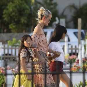 Laeticia Hallyday, ses filles Jade et Joy sont allées se recueillir sur la tombe de J.Hallyday au cimetière marin de Lorient à Saint-Barthélemy, le 19 avril 2018.