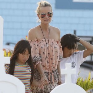 Laeticia Hallyday, ses filles Jade et Joy sont allées se recueillir sur la tombe de J.Hallyday au cimetière marin de Lorient à Saint-Barthélemy, le 19 avril 2018.