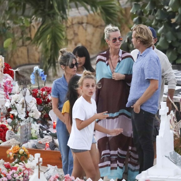 La nounou Sylviane, Jade Hallyday, Laeticia Hallyday et des amis - Laeticia Hallyday, ses filles Jade et Joy et Sylviane (la nounou) sont allées se recueillir sur la tombe de J.Hallyday au cimetière marin de Lorient à Saint-Barthélemy, le 20 avril 2018.
