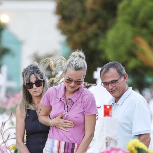 Laeticia Hallyday, ses filles Jade et Joy et Sylviane (la nounou) sont allées se recueillir sur la tombe de J.Hallyday avec Jean-Pierre Millot et une amie des filles au cimetière marin de Lorient à Saint-Barthélemy, le 17 avril 2018.