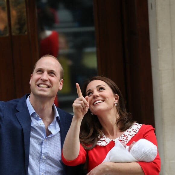 La duchesse Catherine de Cambridge (Kate Middleton) et le prince William ont quitté avec leur troisième enfant la maternité de l'hôpital St Mary à Londres le 23 avril 2018 quelques heures seulement après sa naissance.