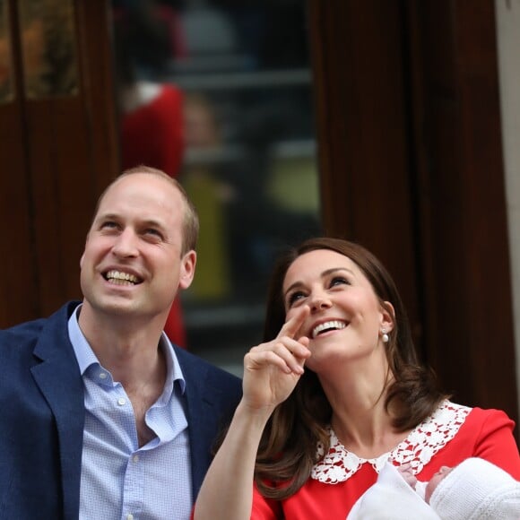 La duchesse Catherine de Cambridge (Kate Middleton) et le prince William ont quitté avec leur troisième enfant la maternité de l'hôpital St Mary à Londres le 23 avril 2018 quelques heures seulement après sa naissance.