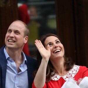 La duchesse Catherine de Cambridge (Kate Middleton) et le prince William ont quitté avec leur troisième enfant la maternité de l'hôpital St Mary à Londres le 23 avril 2018 quelques heures seulement après sa naissance.