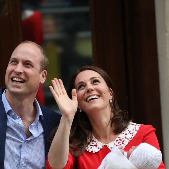 La duchesse Catherine de Cambridge (Kate Middleton) et le prince William ont quitté avec leur troisième enfant la maternité de l'hôpital St Mary à Londres le 23 avril 2018 quelques heures seulement après sa naissance.