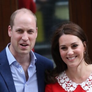 La duchesse Catherine de Cambridge (Kate Middleton) et le prince William ont quitté avec leur troisième enfant la maternité de l'hôpital St Mary à Londres le 23 avril 2018 quelques heures seulement après sa naissance.