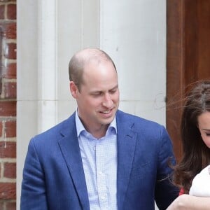 La duchesse Catherine de Cambridge (Kate Middleton) et le prince William ont quitté avec leur troisième enfant la maternité de l'hôpital St Mary à Londres le 23 avril 2018 quelques heures seulement après sa naissance.