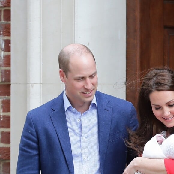 La duchesse Catherine de Cambridge (Kate Middleton) et le prince William ont quitté avec leur troisième enfant la maternité de l'hôpital St Mary à Londres le 23 avril 2018 quelques heures seulement après sa naissance.