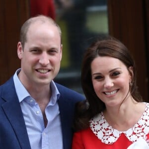 La duchesse Catherine de Cambridge (Kate Middleton) et le prince William ont quitté avec leur troisième enfant la maternité de l'hôpital St Mary à Londres le 23 avril 2018 quelques heures seulement après sa naissance.