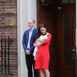 La duchesse Catherine de Cambridge (Kate Middleton) et le prince William ont quitté avec leur troisième enfant la maternité de l'hôpital St Mary à Londres le 23 avril 2018 quelques heures seulement après sa naissance.