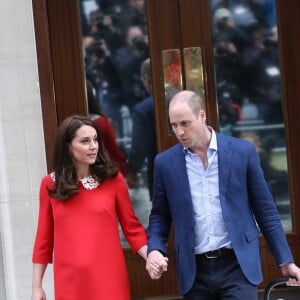 La duchesse Catherine de Cambridge (Kate Middleton) et le prince William ont quitté avec leur troisième enfant la maternité de l'hôpital St Mary à Londres le 23 avril 2018 quelques heures seulement après sa naissance.