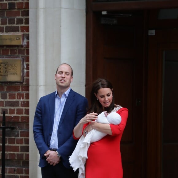 La duchesse Catherine de Cambridge (Kate Middleton) et le prince William ont quitté avec leur troisième enfant la maternité de l'hôpital St Mary à Londres le 23 avril 2018 quelques heures seulement après sa naissance.