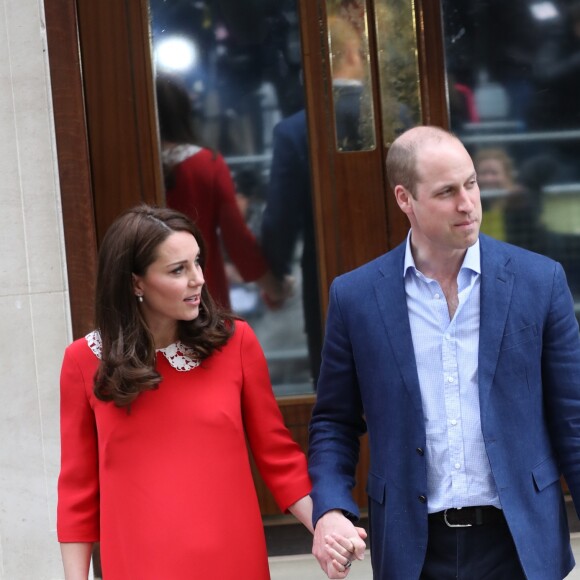 La duchesse Catherine de Cambridge (Kate Middleton) et le prince William ont quitté avec leur troisième enfant la maternité de l'hôpital St Mary à Londres le 23 avril 2018 quelques heures seulement après sa naissance.
