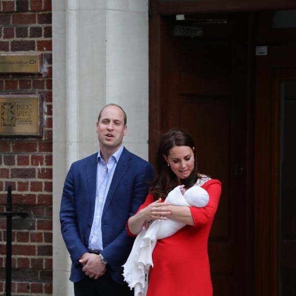 La duchesse Catherine de Cambridge (Kate Middleton) et le prince William ont quitté avec leur troisième enfant la maternité de l'hôpital St Mary à Londres le 23 avril 2018 quelques heures seulement après sa naissance.