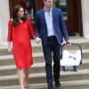 La duchesse Catherine de Cambridge (Kate Middleton) et le prince William ont quitté avec leur troisième enfant la maternité de l'hôpital St Mary à Londres le 23 avril 2018 quelques heures seulement après sa naissance.