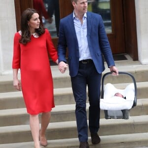 La duchesse Catherine de Cambridge (Kate Middleton) et le prince William ont quitté avec leur troisième enfant la maternité de l'hôpital St Mary à Londres le 23 avril 2018 quelques heures seulement après sa naissance.