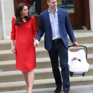 La duchesse Catherine de Cambridge (Kate Middleton) et le prince William ont quitté avec leur troisième enfant la maternité de l'hôpital St Mary à Londres le 23 avril 2018 quelques heures seulement après sa naissance.