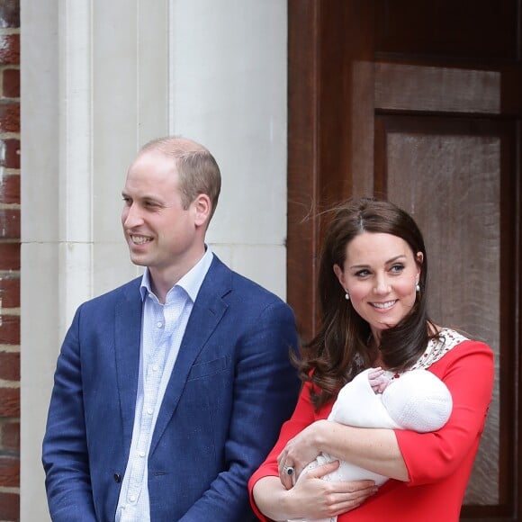 La duchesse Catherine de Cambridge (Kate Middleton) et le prince William ont quitté avec leur troisième enfant la maternité de l'hôpital St Mary à Londres le 23 avril 2018 quelques heures seulement après sa naissance.