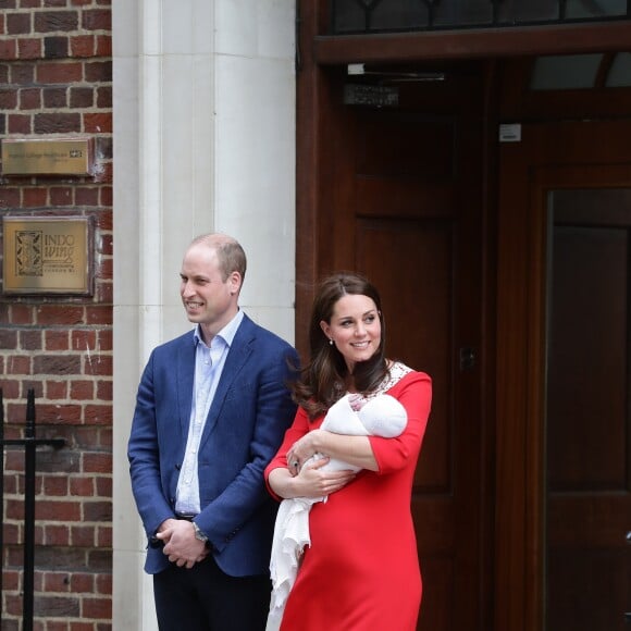 La duchesse Catherine de Cambridge (Kate Middleton) et le prince William ont quitté avec leur troisième enfant la maternité de l'hôpital St Mary à Londres le 23 avril 2018 quelques heures seulement après sa naissance.