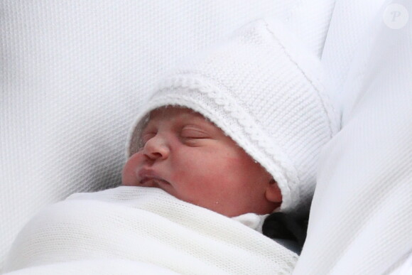 Gros plan sur le visage du royal baby, troisième enfant du prince William et de la duchesse Catherine de Cambridge (Kate Middleton). Le duc et la duchesse ont quitté avec le nouveau-né la maternité de l'hôpital St Mary à Londres le 23 avril 2018 quelques heures seulement après sa naissance.