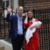 La duchesse Catherine de Cambridge (Kate Middleton) et le prince William ont quitté avec leur troisième enfant la maternité de l'hôpital St Mary à Londres le 23 avril 2018 quelques heures seulement après sa naissance.