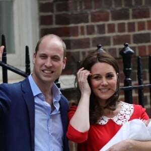 La duchesse Catherine de Cambridge (Kate Middleton) et le prince William ont quitté avec leur troisième enfant la maternité de l'hôpital St Mary à Londres le 23 avril 2018 quelques heures seulement après sa naissance.