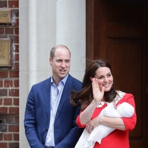 La duchesse Catherine de Cambridge (Kate Middleton) et le prince William ont quitté avec leur troisième enfant la maternité de l'hôpital St Mary à Londres le 23 avril 2018 quelques heures seulement après sa naissance.