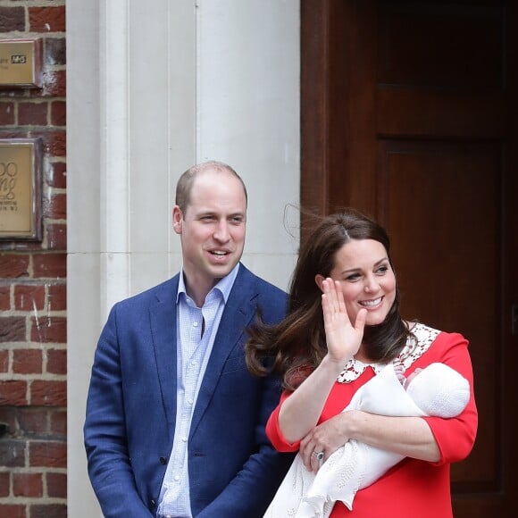 La duchesse Catherine de Cambridge (Kate Middleton) et le prince William ont quitté avec leur troisième enfant la maternité de l'hôpital St Mary à Londres le 23 avril 2018 quelques heures seulement après sa naissance.