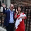 La duchesse Catherine de Cambridge (Kate Middleton), bébé dans les bras, et le prince William ont quitté avec leur troisième enfant la maternité de l'hôpital St Mary à Londres le 23 avril 2018 quelques heures seulement après sa naissance.