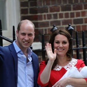 La duchesse Catherine de Cambridge (Kate Middleton), bébé dans les bras, et le prince William ont quitté avec leur troisième enfant la maternité de l'hôpital St Mary à Londres le 23 avril 2018 quelques heures seulement après sa naissance.