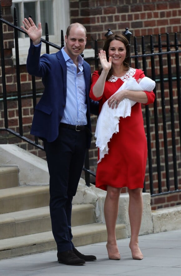 La duchesse Catherine de Cambridge (Kate Middleton), bébé dans les bras, et le prince William ont quitté avec leur troisième enfant la maternité de l'hôpital St Mary à Londres le 23 avril 2018 quelques heures seulement après sa naissance.
