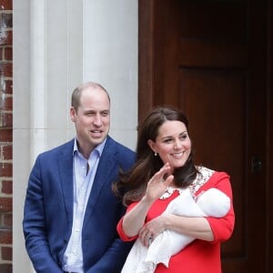 La duchesse Catherine de Cambridge (Kate Middleton) et le prince William ont quitté avec leur troisième enfant la maternité de l'hôpital St Mary à Londres le 23 avril 2018 quelques heures seulement après sa naissance.