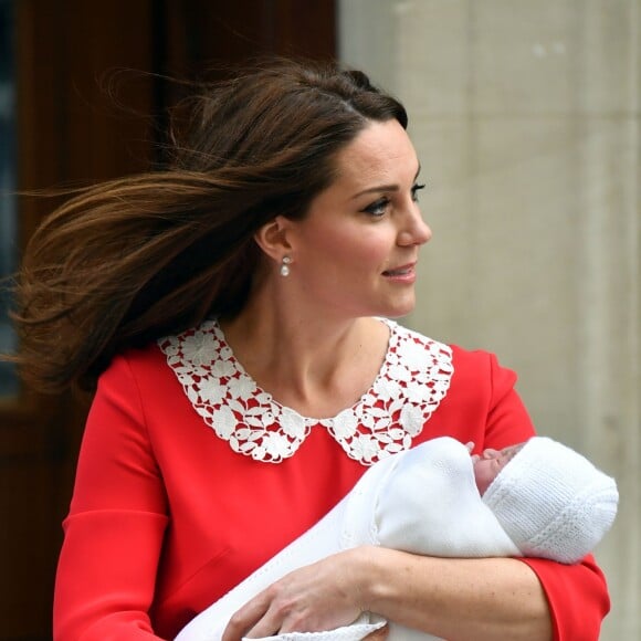 La duchesse Catherine de Cambridge (Kate Middleton) et le prince William ont quitté avec leur troisième enfant la maternité de l'hôpital St Mary à Londres le 23 avril 2018 quelques heures seulement après sa naissance.