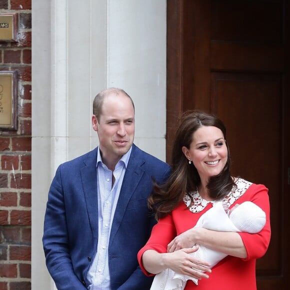 La duchesse Catherine de Cambridge (Kate Middleton) et le prince William ont quitté avec leur troisième enfant la maternité de l'hôpital St Mary à Londres le 23 avril 2018 quelques heures seulement après sa naissance.