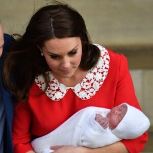 La duchesse Catherine de Cambridge (Kate Middleton) et le prince William avec leur troisième enfant devant la maternité de l'hôpital St Mary à Londres le 23 avril 2018 quelques heures seulement après sa naissance.