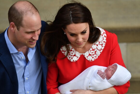 La duchesse Catherine de Cambridge (Kate Middleton) et le prince William avec leur troisième enfant devant la maternité de l'hôpital St Mary à Londres le 23 avril 2018 quelques heures seulement après sa naissance.