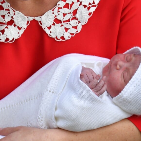 La duchesse Catherine de Cambridge (Kate Middleton) et le prince William ont quitté avec leur troisième enfant la maternité de l'hôpital St Mary à Londres le 23 avril 2018 quelques heures seulement après sa naissance.