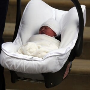 La duchesse Catherine de Cambridge et le prince William ont quitté avec leur troisième enfant la maternité de l'hôpital St Mary à Londres le 23 avril 2018 quelques heures seulement après sa naissance.