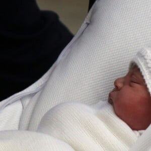 La duchesse Catherine de Cambridge et le prince William ont quitté avec leur troisième enfant la maternité de l'hôpital St Mary à Londres le 23 avril 2018 quelques heures seulement après sa naissance.