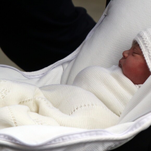 La duchesse Catherine de Cambridge et le prince William ont quitté avec leur troisième enfant la maternité de l'hôpital St Mary à Londres le 23 avril 2018 quelques heures seulement après sa naissance.