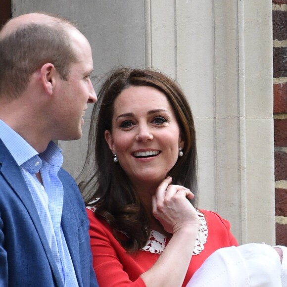 La duchesse Catherine de Cambridge et le prince William ont quitté avec leur troisième enfant la maternité de l'hôpital St Mary à Londres le 23 avril 2018 quelques heures seulement après sa naissance.