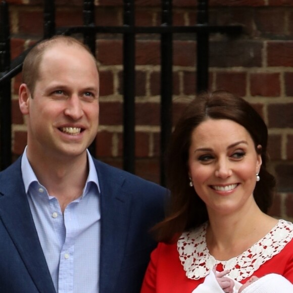 La duchesse Catherine de Cambridge et le prince William ont quitté avec leur troisième enfant la maternité de l'hôpital St Mary à Londres le 23 avril 2018 quelques heures seulement après sa naissance.